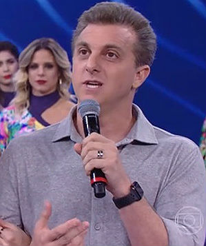 Luciano Huck é detonado por fãs de Carlos Bolsonaro nas redes sociais